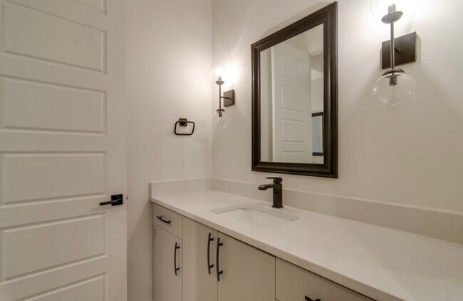 Building Photo - 3325 Felicia St