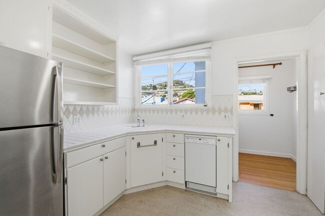 Building Photo - 347 Staples Ave