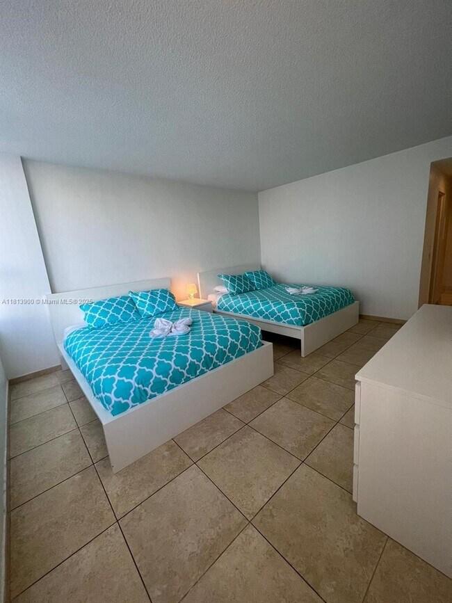 Building Photo - 3505 S Ocean Dr