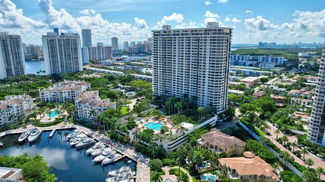 Building Photo - 2000 Island Blvd