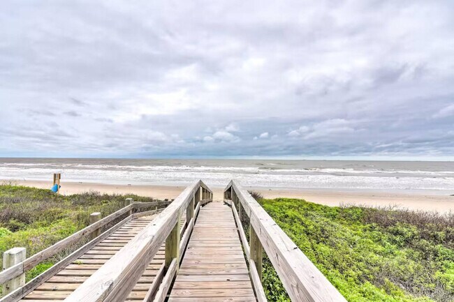 Building Photo - 3229 Castle Dr