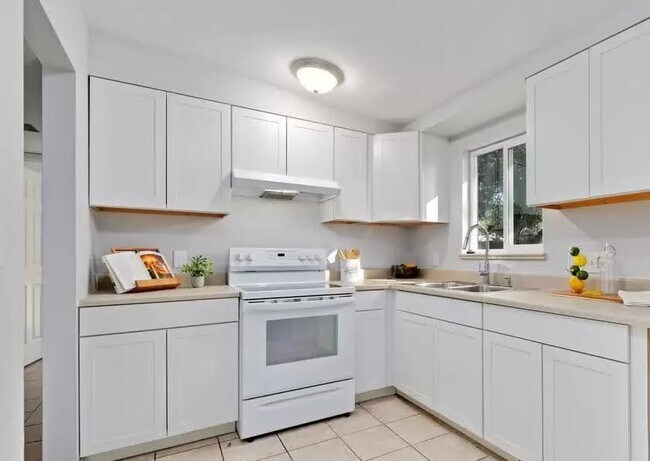 Building Photo - 621 W Prospect Rd