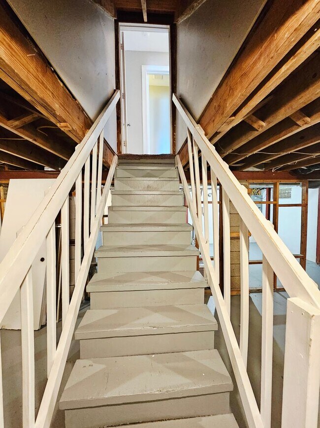 Building Photo - Available Now! 3 Bedroom Home with Central Air
