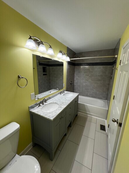 Primary bathroom - 60 Jay St
