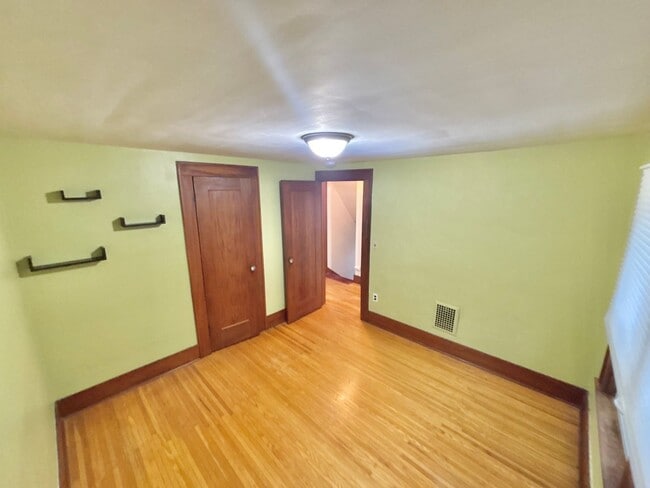 Building Photo - Spacious 3bd House | Driveway | Sunroom