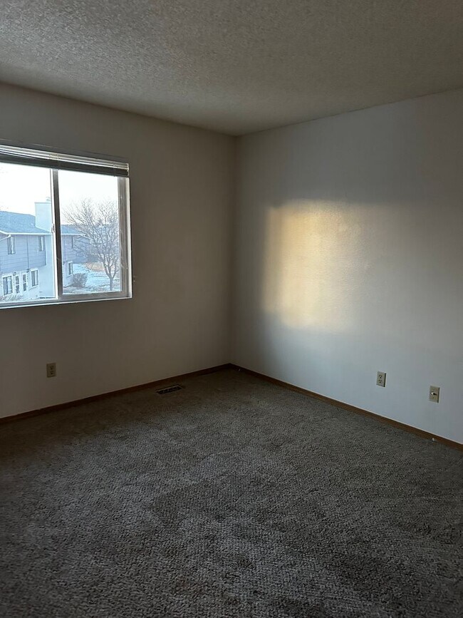 Building Photo - Nice 2 bedroom townhome on Soaring Eagle!