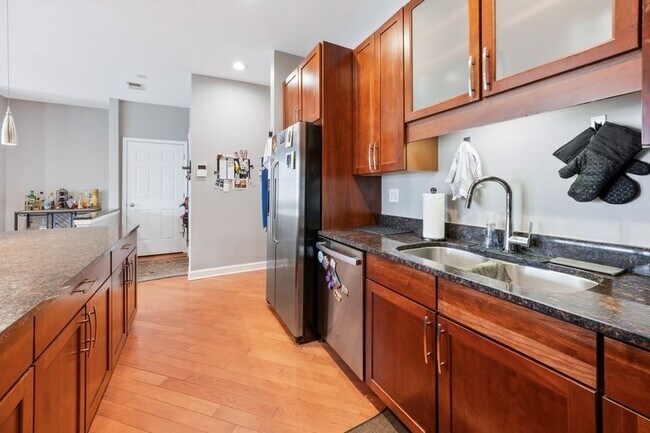 Building Photo - Stunning 2 Bed 2 Bath in the Ukrainian Village area