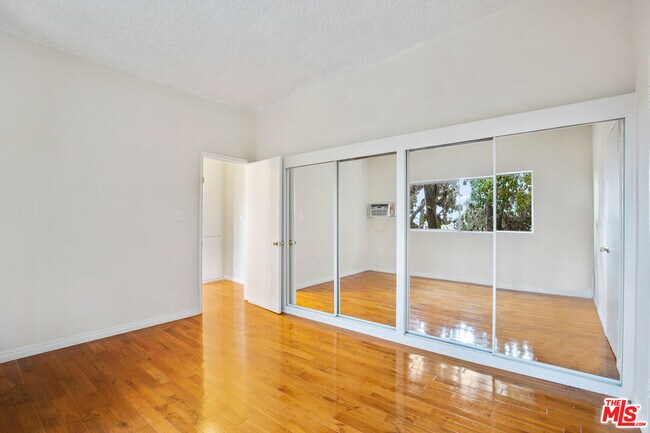 Building Photo - 941 N San Vicente Blvd