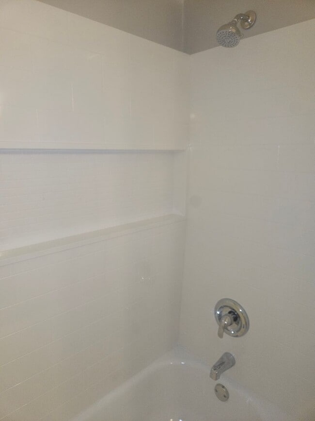Building Photo - 3 Bedroom 1 bath home
