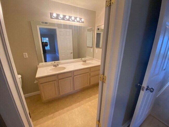 Building Photo - Nice 2 bedroom Condo right on the border o...