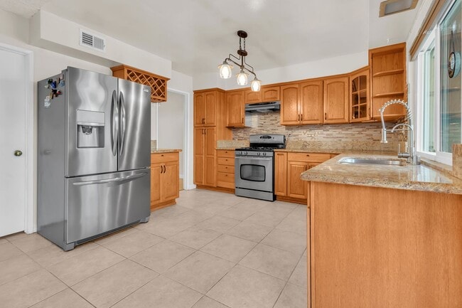 Building Photo - 1428 Camelot Dr