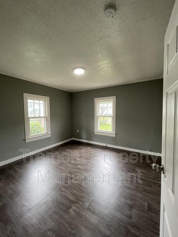 Building Photo - 2702 Woodside St