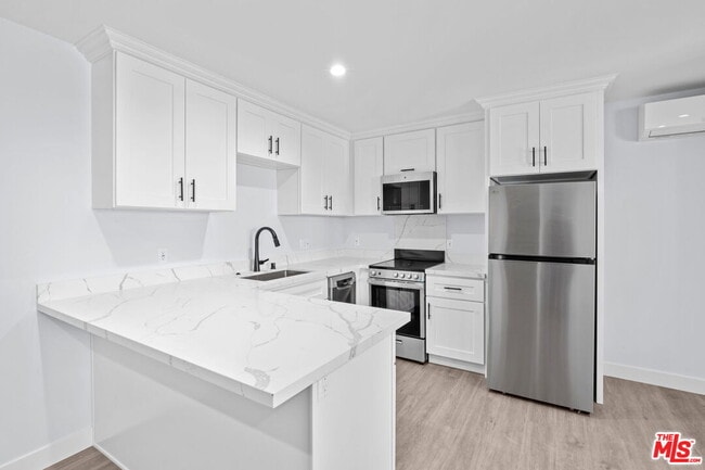 Building Photo - 1518 1/4 Stearns Dr