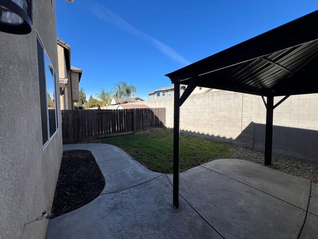 Building Photo - 5 bedroom home located in Sylvan School District!