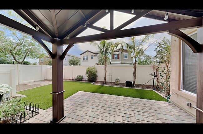 Building Photo - 10514 E Neville Ave