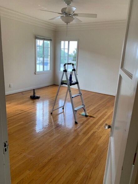 bedroom - 447 N Hayworth Ave