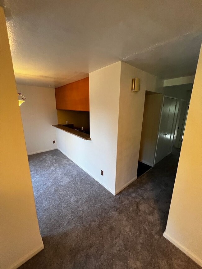 Building Photo - Fabulous 2-bedroom Concord Condominium Wit...