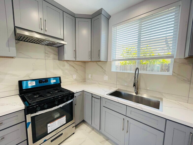 Building Photo - 15410 Firmona Ave