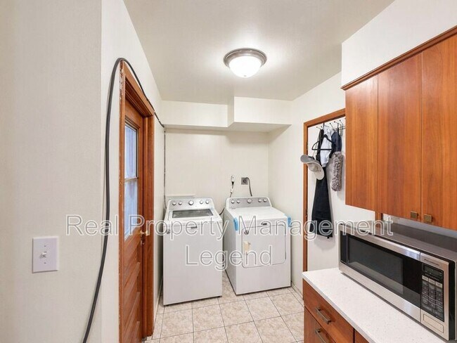 Building Photo - 409 La Salle Dr