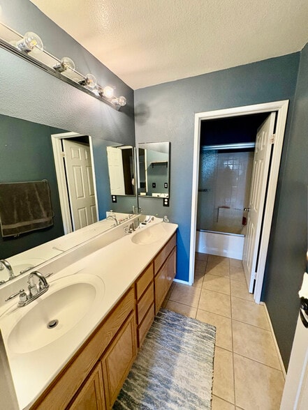 Building Photo - 1 I Ave