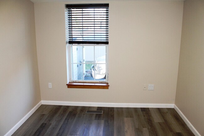 Building Photo - 57 S Mast St