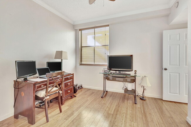 Building Photo - 2060 Greenview Shores Blvd