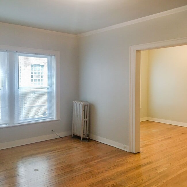 Building Photo - 2008 W Foster Ave