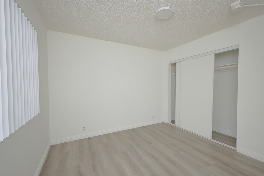 Building Photo - 1406 N Serrano Ave