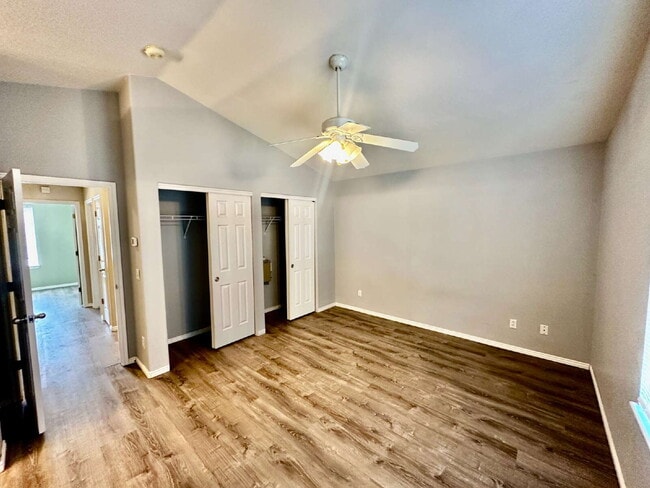Building Photo - "Charming Centennial Retreat: Spacious 3-Bedroom Home with 2.5 Baths!