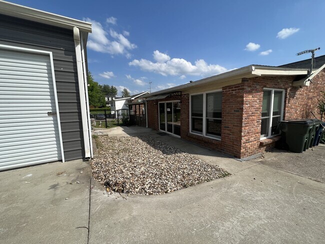 Building Photo - 120 Lake Point Dr