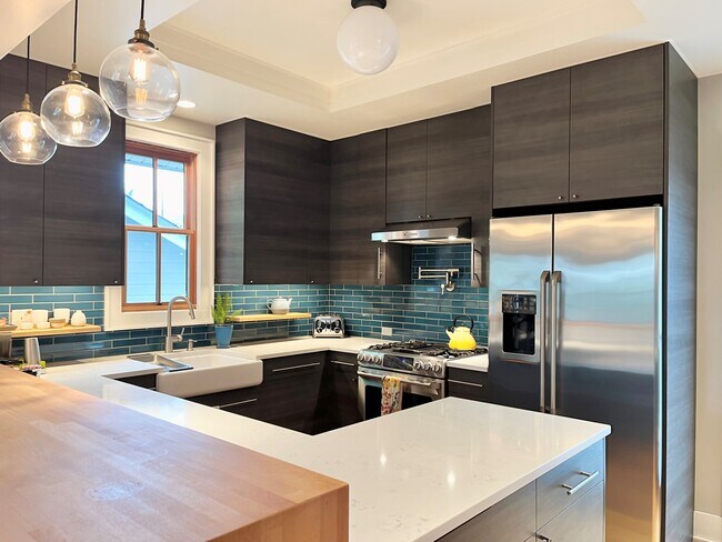 Building Photo - 3029 19th Ave S