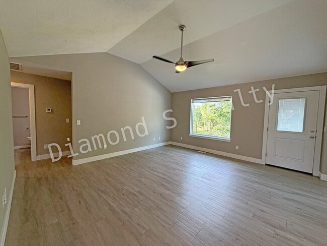 Building Photo - Stunning 3 Bedroom / 2 Bath Home in Nixa A...