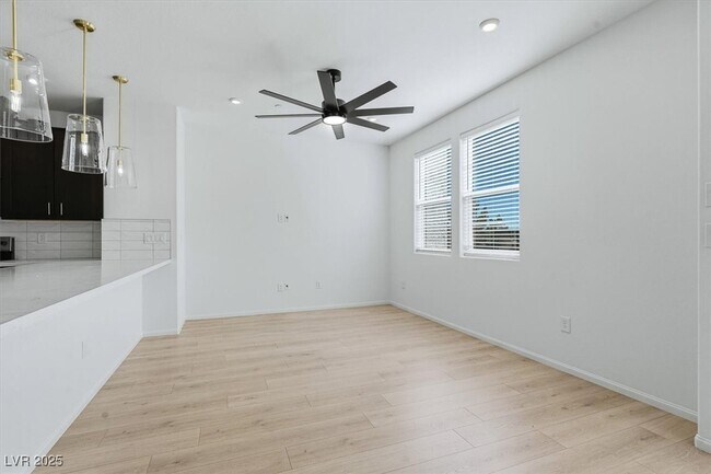 Building Photo - 8667 Luxuriant Ave