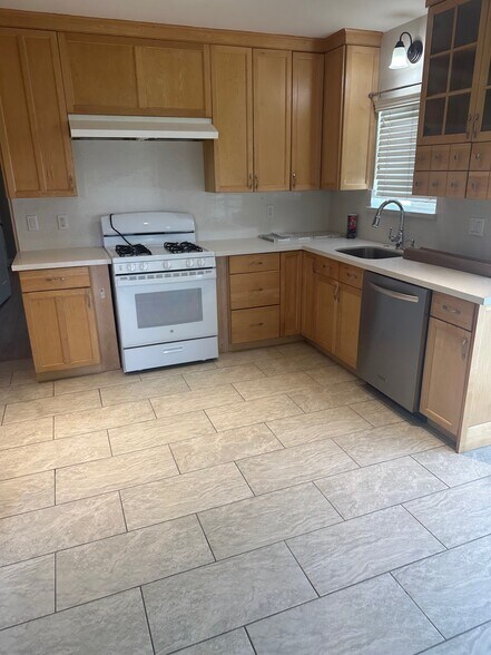 kitchen - 1054 Brady Ln