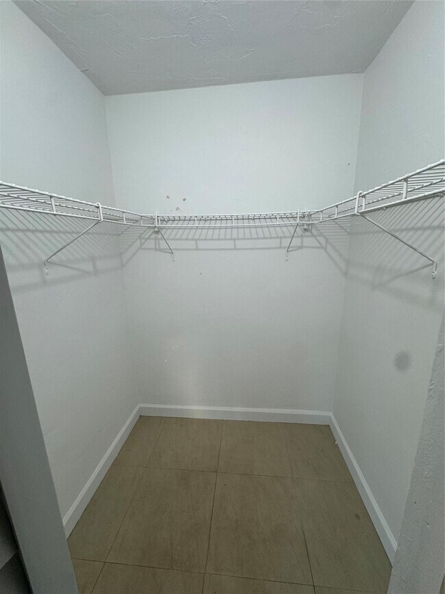 Building Photo - 151 SE 6th Ave