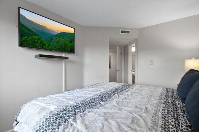Building Photo - Modern Fully Furnished Home with Stunning ...