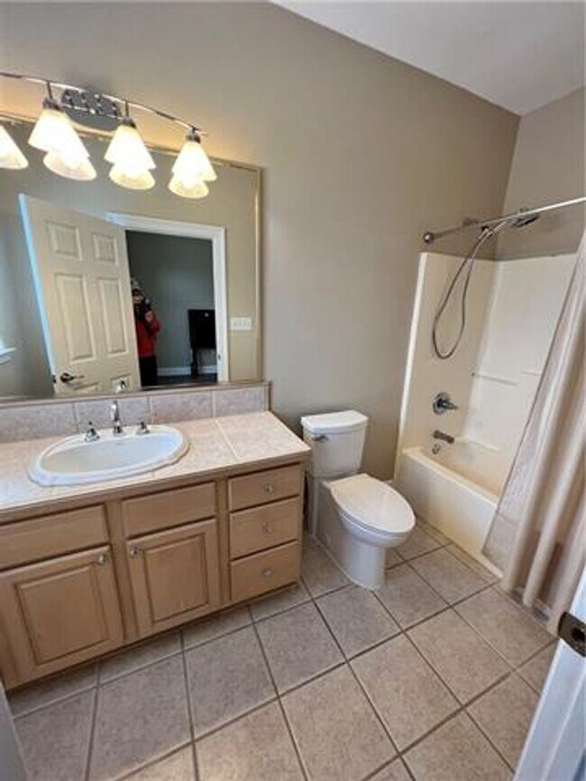 Building Photo - Beautiful and Spacious townhome in gated Clipper Estates. Three bedrooms, each with a private bat...