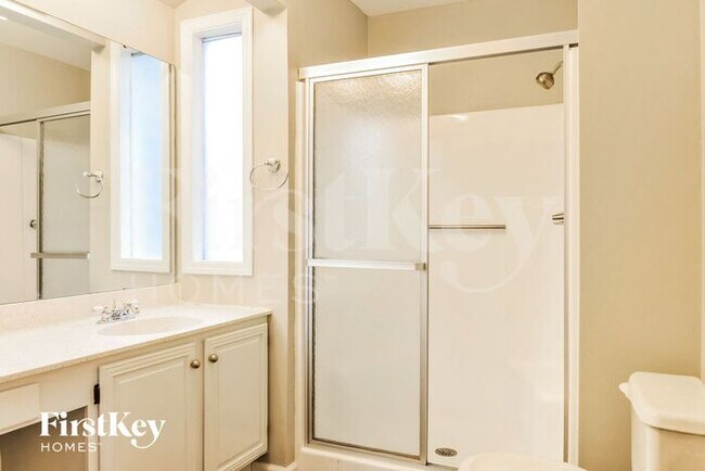 Building Photo - 16609 Green Pines Dr