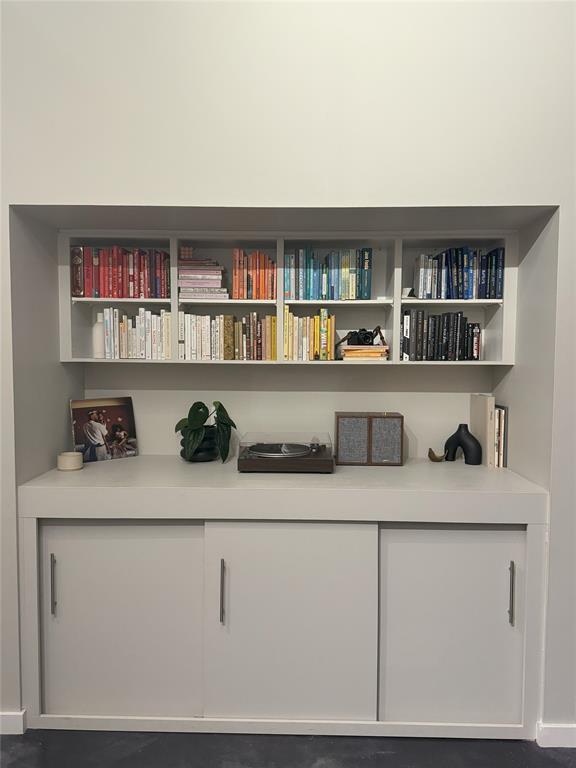 Building Photo - 2235 E 6th St