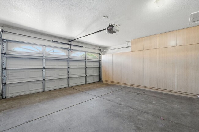 Building Photo - 3 Bedroom Home in Bridlewood!
