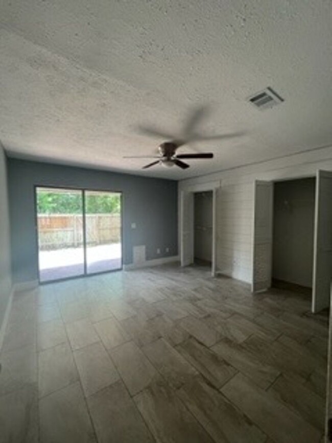Building Photo - 2 Bed 2 Bath Townhome