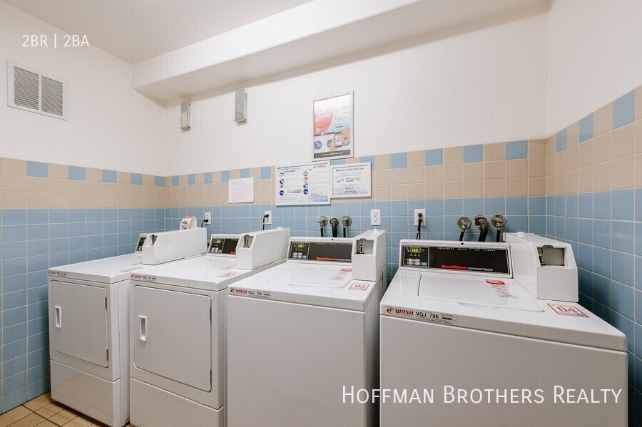 Building Photo - 251 Robinson St