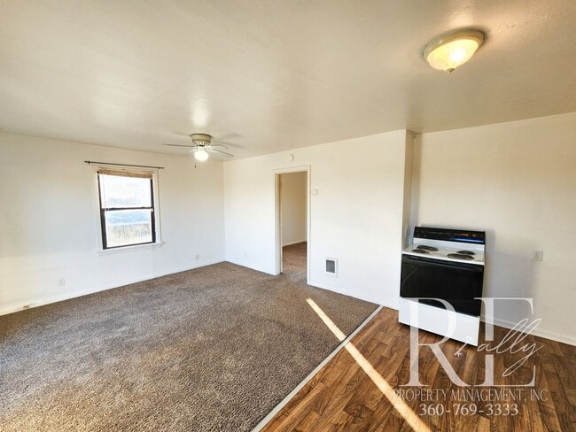 Building Photo - Cozy 1BR Duplex in Manette with Garage & Water Views