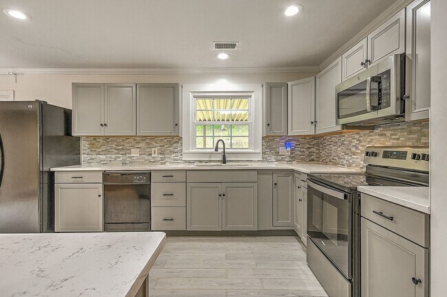 Building Photo - Beautiful split foyer home in Colonial Hei...