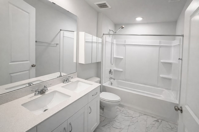 Building Photo - English Country Elegance Private 1/2 Acre Wooded Home site