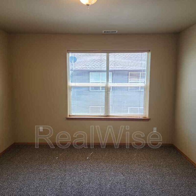 Building Photo - 2885 SW Indian Cir