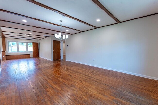 Building Photo - 6350 Robin Ln
