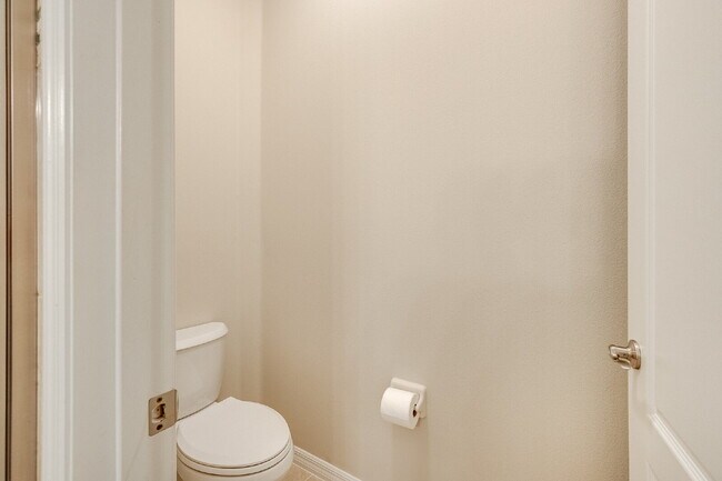 Building Photo - Beautiful 3/2 in desirable Stoneridge!