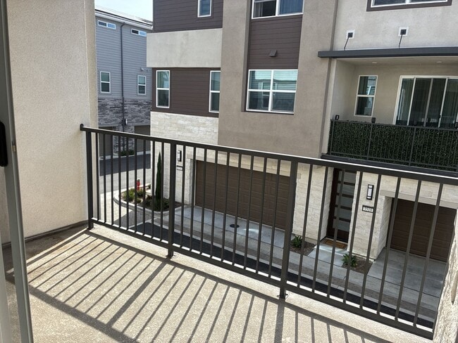 Building Photo - Modern 3-story townhouse in Ontario