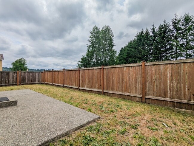 Building Photo - Spacious 4 bed/2.5bth Home W/ New Carpet &...